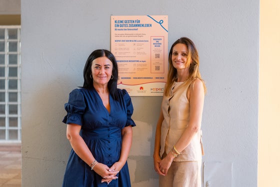 Il rispetto e le regole sono fondamentali per una buona convivenza: ne sono convinte l’assessora provinciale all’Edilizia abitativa e alla Sicurezza e prevenzione della violenza Ulli Mair (a sinistra nella foto) e la presidente uscente dell'IPES Francesca Tosolini. (Foto: USP/advertos)