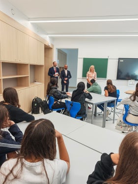 Lunedì 8 settembre, nel primo giorno del nuovo anno scolastico, il vicepresidente Marco Galateo ha incontrato gli alunni e i docenti della scuola Ada Negri. (Foto:USP)