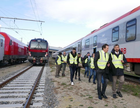 Die Mobilitätslandesräte von Tirol und Südtirol, René Zumtobel und Daniel Alfreider, mit Technikern auf Stippvisite bei der ÖBB-Zugflotte in Wien. (Foto: LPA/Ingo Dejaco)