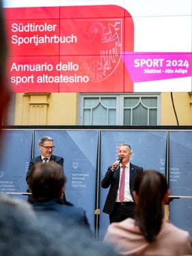 Beim Sport gehe es um viel mehr als um Medaillen und Erfolge, sondern vor allem um die Bewegung und um die sozialen Werte, sind sich Landeshauptmann Kompatscher und Landesrat Brunner einig. (Foto: LPA/Fabio Brucculeri)