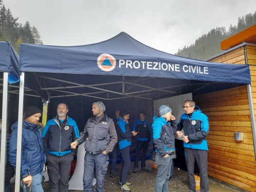 In 1438 Arbeitsstunden mit durchschnittlich fünf Arbeitern in drei Monaten Pegel- und Feststoffmessstelle in Stilfser Brücke errichtet (v.li.): stellvertretender Vorarbeiter Werner Wallnöfer, Julius Staffler vom Landesamt für Wildbachverbauung West, Vorarbeiter Florian Hofer und der Direktor des Funktionsbereichs Wildbachverbauung Fabio De Polo mit dem Direktor der Agentur für Bevölkerungsschutz Klaus Unterweger (Foto: LPA/Maja Clara)