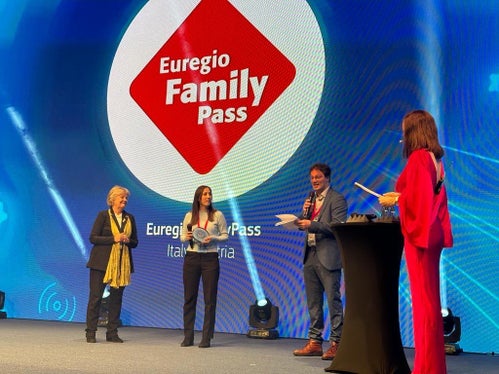 La coordinatrice del progetto Silvia Ramoser (seconda da sinistra) ha ritirato oggi il premio Regiostars 2023 assegnato all'EuregioFamilyPass. Alla cerimonia ha partecipato anche Elisa Ferreira (prima da sinistra), commissaria europea per le Politiche regionali (Foto: ASP/Twitter/Elisa Ferreira)