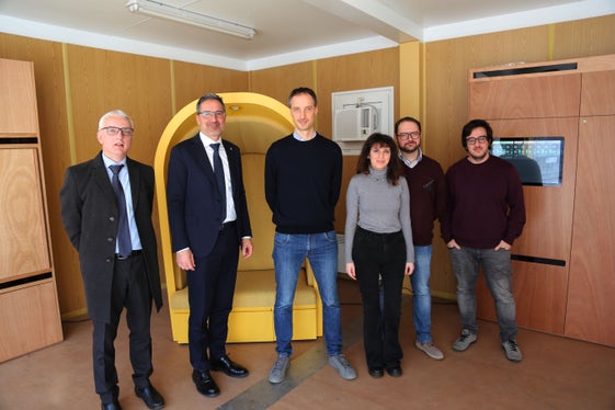 Landeshauptmann Kompatscher (zweiter von links) mit dem Team um Professor Andrea Gasparella (erster von links), Koordinator der Forschungsgruppe in Technischer Physik an der Fakultät für Naturwissenschaften und Technik der Freien Universität Bozen (Foto: unibz/Arturo Zilli)