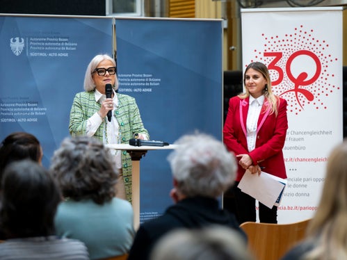 Im europäischen Vergleich sei Italien weiterhin eines der Schlusslichter, was die Beteiligung der Väter an der Bewältigung der Sorge- und Pflegearbeit anbelangt, betonten Nadia Mazzardis (im Bild von links) und Ulrike Oberhammer, Vizepräsidentin und Präsidentin des Landesbeirats für Chancengleichheit für Frauen. (Foto: LPA/Fabio Brucculeri)