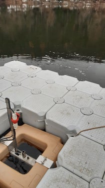 Neben der Plattform mitten im Kleinen Montiggler See sind Luftbläschen an der Wasseroberfläche zu sehen. Darunter wird der See mit Sauerstoff angereichert. (Foto: Landesagentur für Umwelt und Klimaschutz)