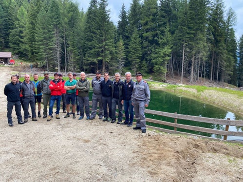 Foto di gruppo durante il sopralluogo del laghetto sulla malga Mezzaselva. (Foto: ASP/Noemi Prinoth)