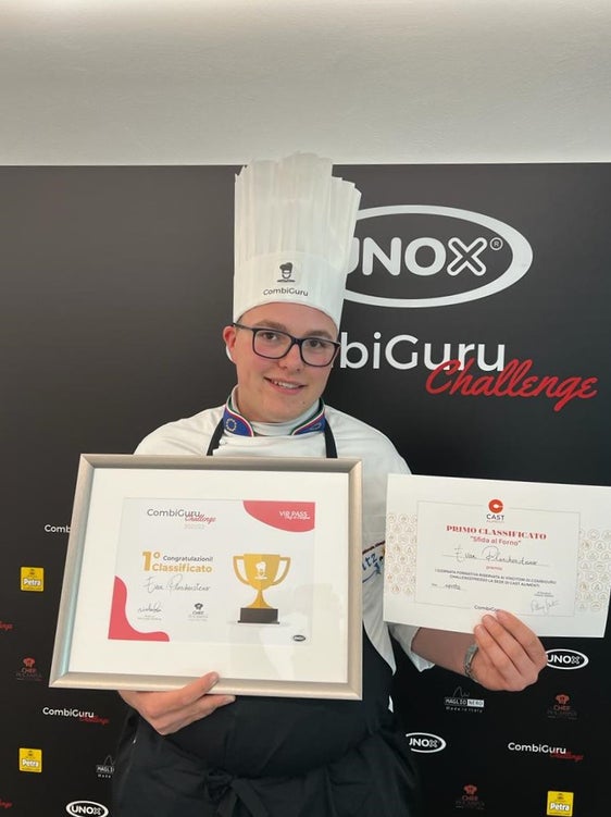 Der Meraner Hotelfachschüler Evan Planchensteiner hat die diesjährige "Combiguru Challenge" gewonnen. (Foto: LPA/Hotelfachschule Ritz Meran)