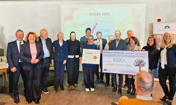 Der Verein Volontariat – Freiwilligenhilfe Pustertal EO hat in Anwesenheit von Landesrätin Rosmarie Pamer (2.v.l.) und Alt-Landeshauptmann Luis Durnwalder (3.v.l.), der Präsidentin des Sozialvereins Licht für Senioren Ingrid Hofer(4.v.l.) und der Präsidentin des Verbandes der Seniorenwohnheime Martina Ladurner (1.v.r.) den Schaly Pichler Seniorenpreis für vorbildliches ehrenamtliches Engagement zugunsten von Seniorinnen und Senioren erhalten. (Foto: Verband der Seniorenwohnheime)