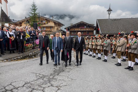 Die Eröffnung des European Forum Alpbach und der traditionelle Landesübliche Empfang am Kirchplatz in Alpbach: (v. l.) Bundesminister Norbert Totschnig und die Landeshauptleute Maurizio Fugatti (Trentino), Euregio-Präsident Arno Kompatscher (Südtirol) und Anton Mattle (Tirol). (Foto: Land Tirol/Sedlak)