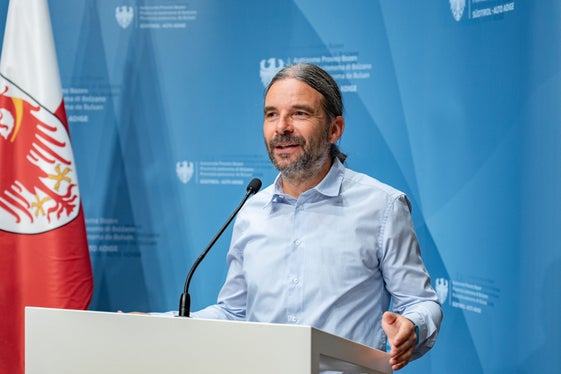 Als Südtiroler Jugendring ist es uns ein wichtiges Anliegen, Initiativen dieser Art mitzutragen, da sie Werte wie Demokratie und Respekt aktiv vermitteln, sagt Peter Grund, Leiter der Abteilung Partizipation im Südtiroler Jugendring. (Foto: LPA/Greta Stuefer)