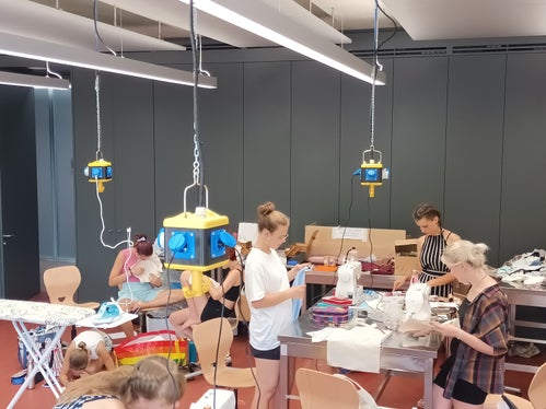 Nähen, Sticken, Steppen, Knoten und vieles stand im Workshop „TexTales – Erzählungen aus Stoff“ auf dem Programm. Die Schülerinnen und Schüler probierten in dieser besonderen Woche so viel wie möglich aus. (Foto: Michele Cattani)