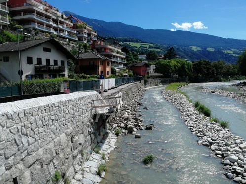 Al fine di aumentare la sicurezza contro le inondazioni, il muro di sponda esistente su entrambi i lati dell'Isarco viene parzialmente demolito e ricostruito. Nella foto, opere dell'anno precedente. (Foto: ASP/ Ufficio sistemazione bacini montani Nord)