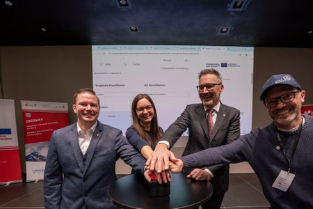 Hanno attivato lo strumento di confronto online (da sinistra): Marco Schrittwieser (Datenverarbeitung Tirol GmbH), Lucia Felbauer (team di progetto Digiway), il presidente della Provincia Arno Kompatscher e Walter Würtl (LO.LA Alpine Safety Management). (Foto: USP/Daniel von Johnston)