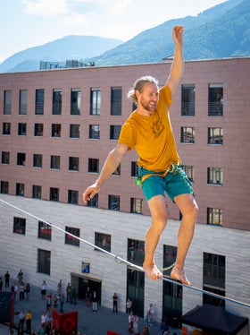 Un gesto funambolico che simboleggia l’azione della politica: cercare l’equilibrio, creare ponti, superare confini. (Foto: ASP/Fabio Brucculeri)