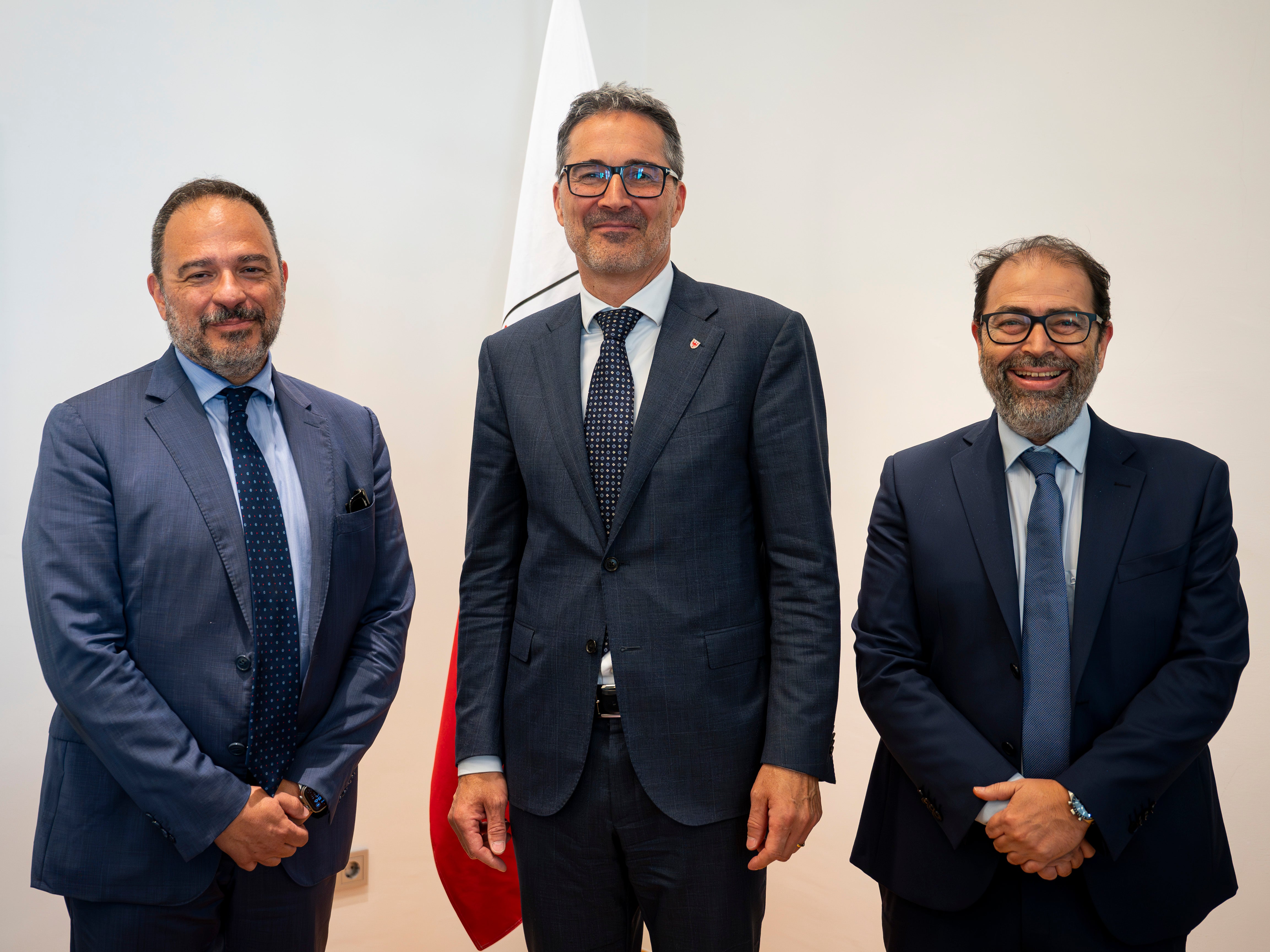 Il presidente della Provincia autonoma di Bolzano, Arno Kompatscher (al centro), ha incontrato a Palazzo Widmann il direttore della filiale di Bolzano della Banca d'Italia, Michele Benvenuti (a sinistra), e il vicedirettore Christian Di Capua. (Foto: USP/Fabio Brucculeri)