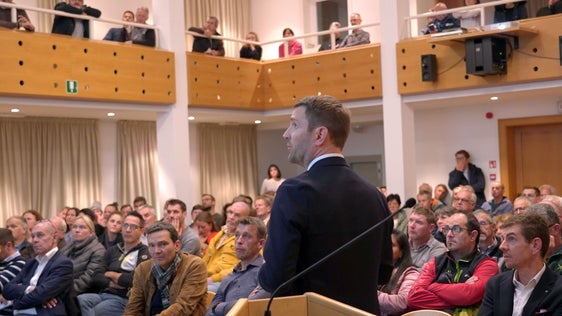 Mobilitätsressortchef Martin Vallazza erläuterte beim Infoabend in Schabs Wichtiges zur Mobilitätsentwicklung und die Eckpunkte des Mobilitätsplans. (Foto: LPA/Mobilitätsressort)