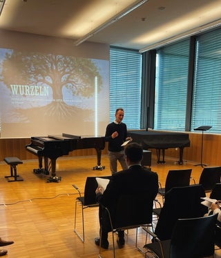 Musikschuldirektor Alexander Veit hat den 39. Kongress der EPTA in der Musikschule Meran eröffnet. (Foto: LPA/Landesdirektion Deutsche und ladinische Musikschule/Cornelia Messner)