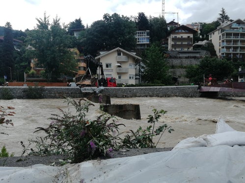 Migliorata la protezione di Bressanone in caso di piene dell'Isarco: nella foto l'alluvione del 30 agosto 2020 con i vecchi piloni del ponte del Bombensteg e il nuovo ponte Priel all'estrema destra (Foto: ASP / Ufficio sistemazione bacini montani Nord)