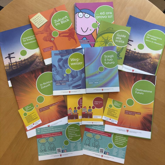 Gli opuscoli dell'Ufficio Orientamento scolastico e professionale sono disponibili nelle scuole altoatesine e possono essere scaricati online. (Foto: USP/Ufficio Orientamento scolastico e professionale) 