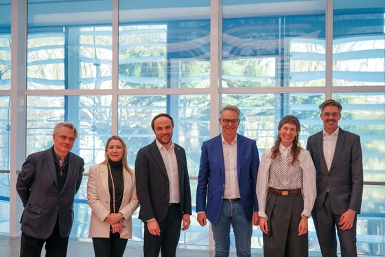 Il nuovo consiglio di amministrazione del Museion con l'assessore provinciale Philipp Achammer (nella foto da sinistra: Peter Paul Kainrath, Antonella Arseni, l'assessore Achammer, Ivan Rampelotto, Tanja Pichler) e il direttore del Museion Bart van der Heide. Alla riunione costitutiva hanno partecipato online il vicepresidente Paolo Vanoni e Stefania Pitscheider Soraperra. (Foto: Museion)