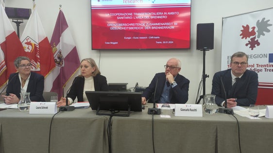 Da destra Jens Woelk, di Eurac Research-Università di Trento, Giancarlo Ruscitti, dirigente generale del Dipartimento Salute e Politiche Sociali della Provincia autonoma di Trento, Laura Schrott, direttrice Ripartizione Salute della Provincia autonoma di Bolzano, e Kathrin Eberle, responsabile del Dipartimento infermieristico del Land Tirolo. (Foto: Archivio Ufficio stampa Provincia autonoma di Trento)