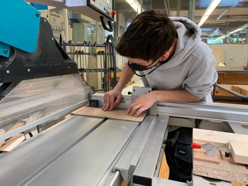 Ihr eigenes Digitalradio haben die Schüler der 3. Klasse für Elektrotechnik der Landesberufsfachschule Luis Zuegg in Meran im zu Ende gegangenen Schuljahr 2021/22 gebaut. (Foto: LPA/LFS Zuegg)