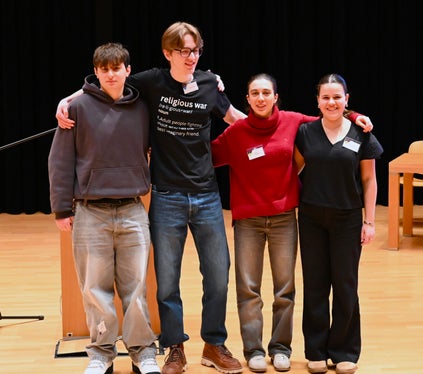 Traten als Team 1 an: Fabian Aufderklamm (Franziskanergymnasium), Julius Ploner (Sprachen- und Realgymnasium Bruneck), Sarah Pappalardo (Realgymnasium Bozen), Ida Tapfer (Klassisches, Sprachen- und Kunstgymnasium Bozen) (Foto: LPA/Deutsche Bildungsdirektion)

