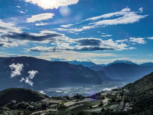 Bild des Monats August 2025: Blick von Prissian auf das Etschtal (Foto: LPA/Martin Geier)