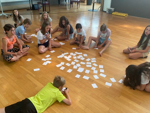 Im Workshop Vorhang auf Zirkus Lyricus experimentierten die Schülerinnen und Schüler mit Sprache. (Foto: LPA/Bildungsdirektion)