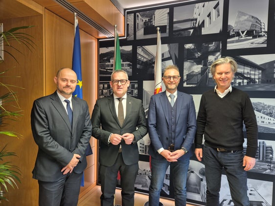 Ivo Cassin è il nuovo direttore dell'Ufficio del Libro Fondiario di Bolzano. Da sinistra a destra: il direttore del Dipartimento Opere pubbliche Daniel Bedin, l'assessore Christian Bianchi, Ivo Cassin e Peter Kasal, direttore della Ripartizione Libro Fondiario e Catasto. (Foto: USP)