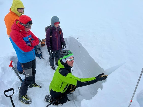 Der Schneedeckenaufbau war über den Winter verteilt vielfach günstig, berichten die Lawinenwarner des Landesamtes für Meteorologie und Lawinenwarnung; das Bild zeigt sie bei einer Schneedeckenuntersuchung mit Bergführern auf dem Jochgrimm. (Foto: LPA/Landesamt für Meteorologie und Lawinenwarnung)