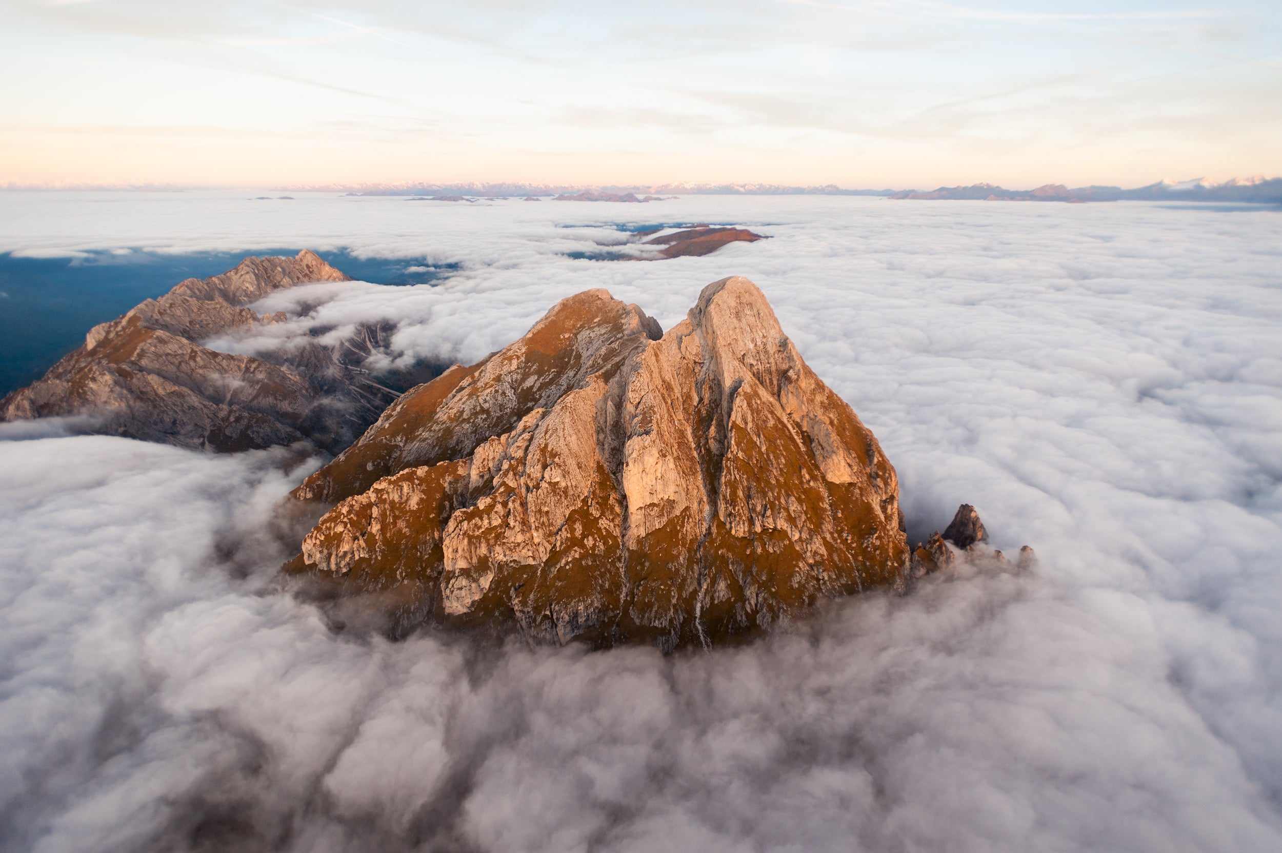 Für die Peitlerkofel-Umrundung am 17. Juli, organisiert von der Landesabteilung Natur, Landschaft und Raumentwicklung und der Stiftung Dolomiten Unesco, kann man sich ab 29. Mai online anmelden.  (Foto: Georg Tappeiner/Archiv Stiftung Dolomiten Unesco)