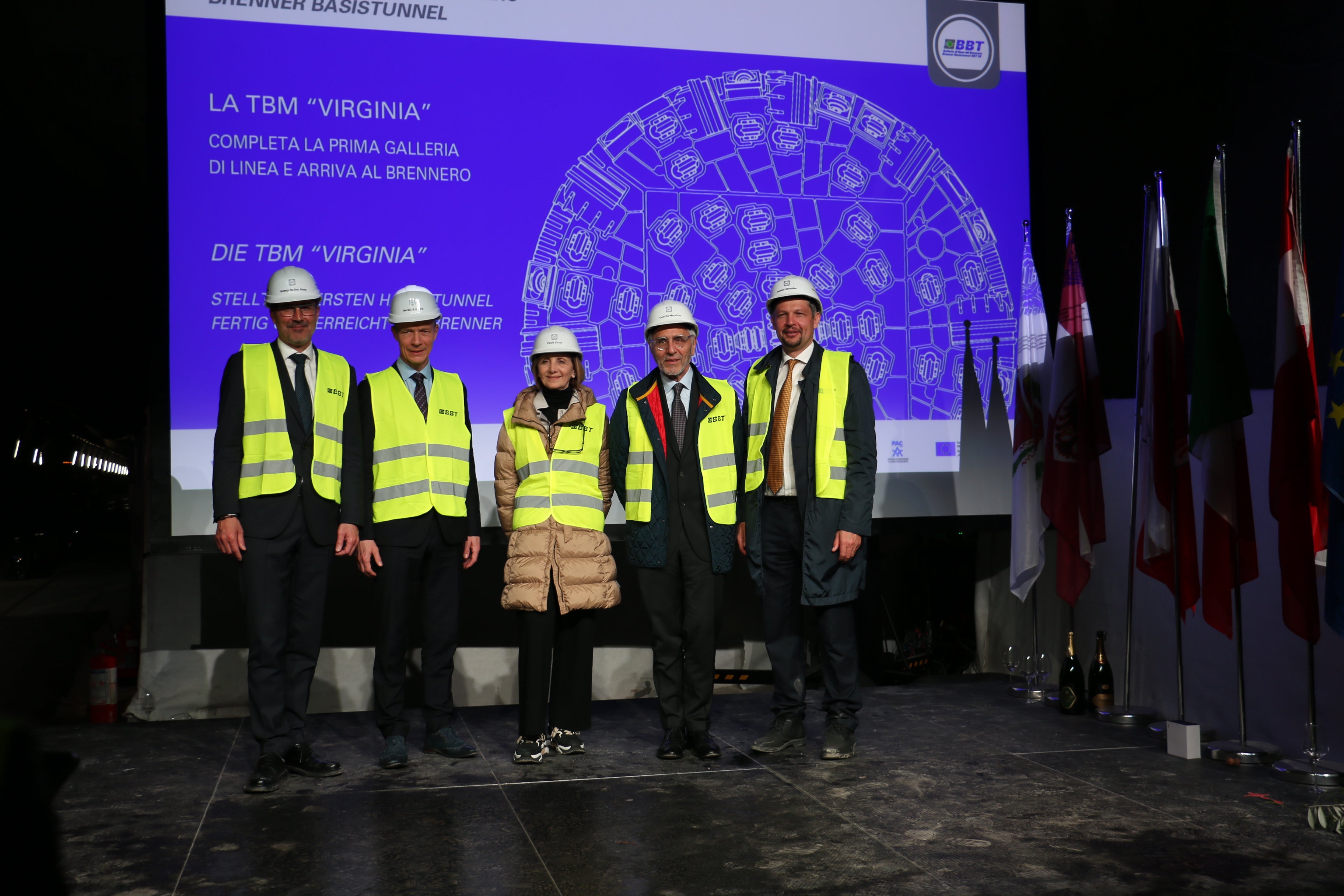 Da sinistra il presidente della Provincia Arno Kompatscher, il rappresentante della DG Move della Commissione Europea Herald Ruijters, il direttore tecnico RFI Paola Firmi, il consigliere d'amministrazione di BBT SE Maurizio Gentile e l'assessore provinciale Daniel Alfreider all'arrivo della fresa Virginia (Foto. ASP/Ingo Dejaco)