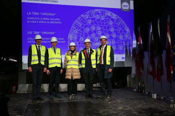 Freude über die Ankunft der Tunnelbohrmaschine "Virginia": (v. l.) Landeshauptmann Arno Kompatscher, Vertreter der DG Move der Europäischen Kommission Herald Ruijters, technische Direktorin RFI Paola Firmi, Aufsichtsrat der BBT SE Maurizio Gentile und Landesrat Daniel Alfreider (Foto. LPA/Ingo Dejaco)