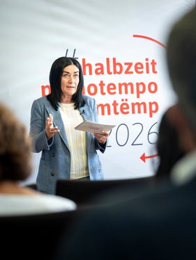 Mit der Wohnreform haben wir den jahrelangen Stillstand in Südtirols Wohnpolitik beendet. Erste positive Signale sind bereits deutlich sichtbar, zog Wohnbaulandesrätin Ulli Mair eine positive Zwischenbilanz bei der #halbzeit-Pressekonferenz. Weitere Schritte müssten folgen. (Foto: LPA/Fabio Brucculeri)