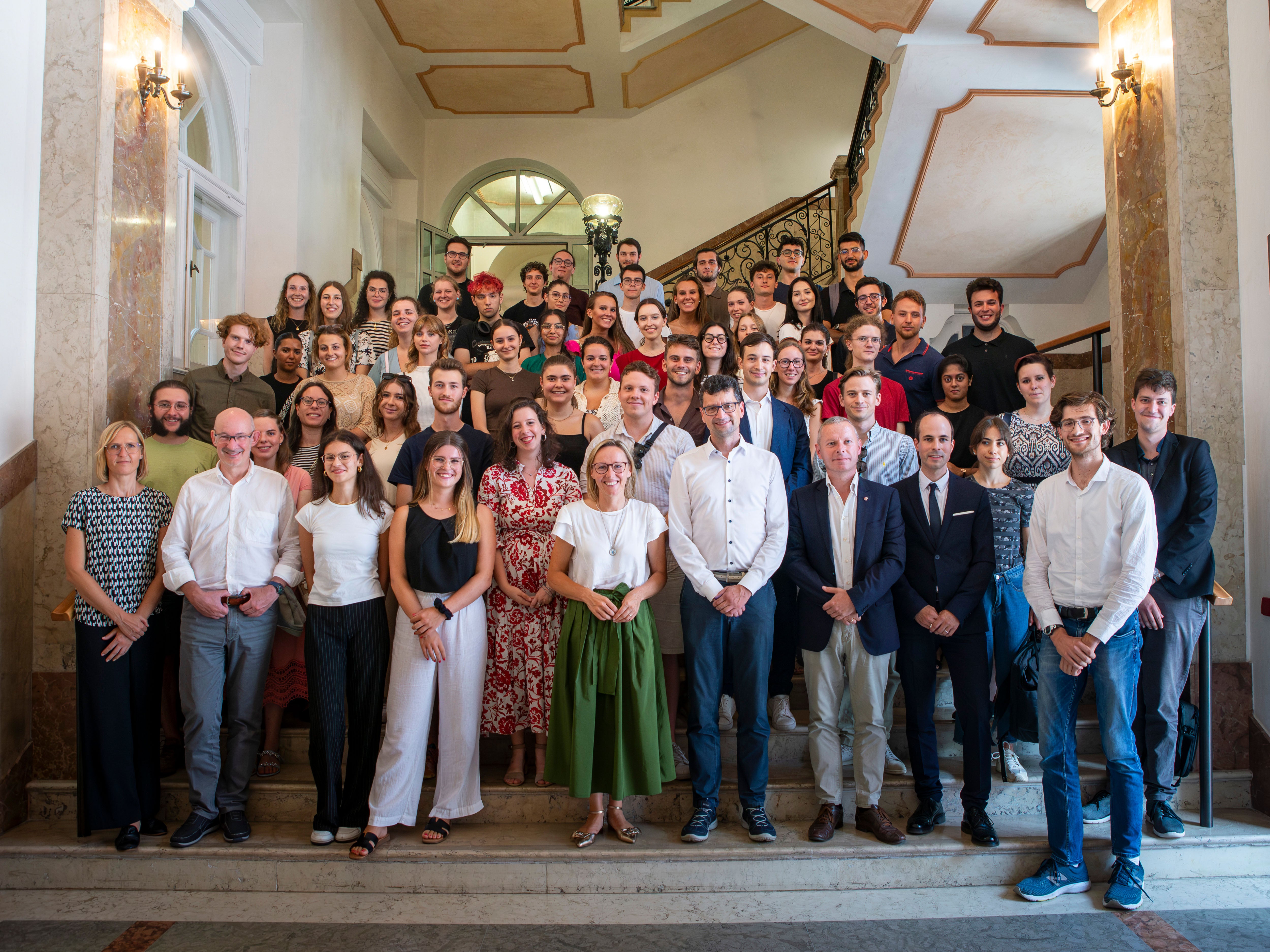 140 Praktikantinnen und Praktikanten haben in diesem Sommer in die Arbeit der Landesverwaltung Einblick erhalten, rund 50 von ihnen haben sich heute (21. August) zum Netzwerktreffen mit Landesrätin Amhof und mehreren Führungskräften und Mitarbeitenden der Verwaltung getroffen. (Foto: LPA/Fabio Brucculeri)