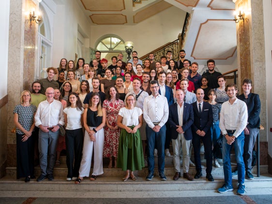 140 Praktikantinnen und Praktikanten haben in diesem Sommer in die Arbeit der Landesverwaltung Einblick erhalten, rund 50 von ihnen haben sich heute (21. August) zum Netzwerktreffen mit Landesrätin Amhof und mehreren Führungskräften und Mitarbeitenden der Verwaltung getroffen. (Foto: LPA/Fabio Brucculeri)