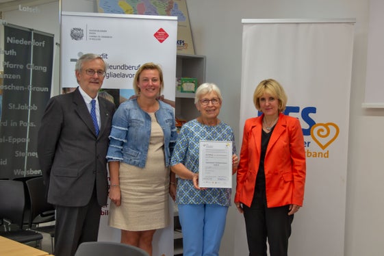 
L'Associazione delle Famiglie Cattoliche (KFS) ha completato con successo il processo di audit (nella foto da sinistra: il presidente della Camera di Commercio Michl Ebner, l'amministratrice di KFS Samantha Endrizzi, la presidente di KFS Angelika Mitterrutzner, l'assessora provinciale Waltraud Deeg) (Foto: ASP/Greta Stuefer)