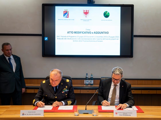 Der Landeshauptmann des Landes Südtirol, Arno Kompatscher (rechts), bei der Unterzeichnung eines früheren Programmabkommens mit dem Verteidigungsministerium und der Agentur für das Staatsvermögen. Links von ihm der damalige Direktor der Direktion für Bauwesen und Staatsvermögen im Verteidigungsministerium, Generalinspektor Giancarlo Gambardella. (Foto: LPA/Fabio Brucculeri)