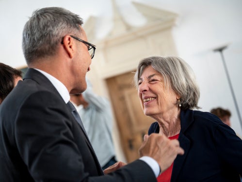 Die Witwe von Alexander Langer, Valeria Malcontenti, wohnte der Übergabe des Nachlasses von Alexander Langer bei. (Foto: LPA/Fabio Brucculeri)