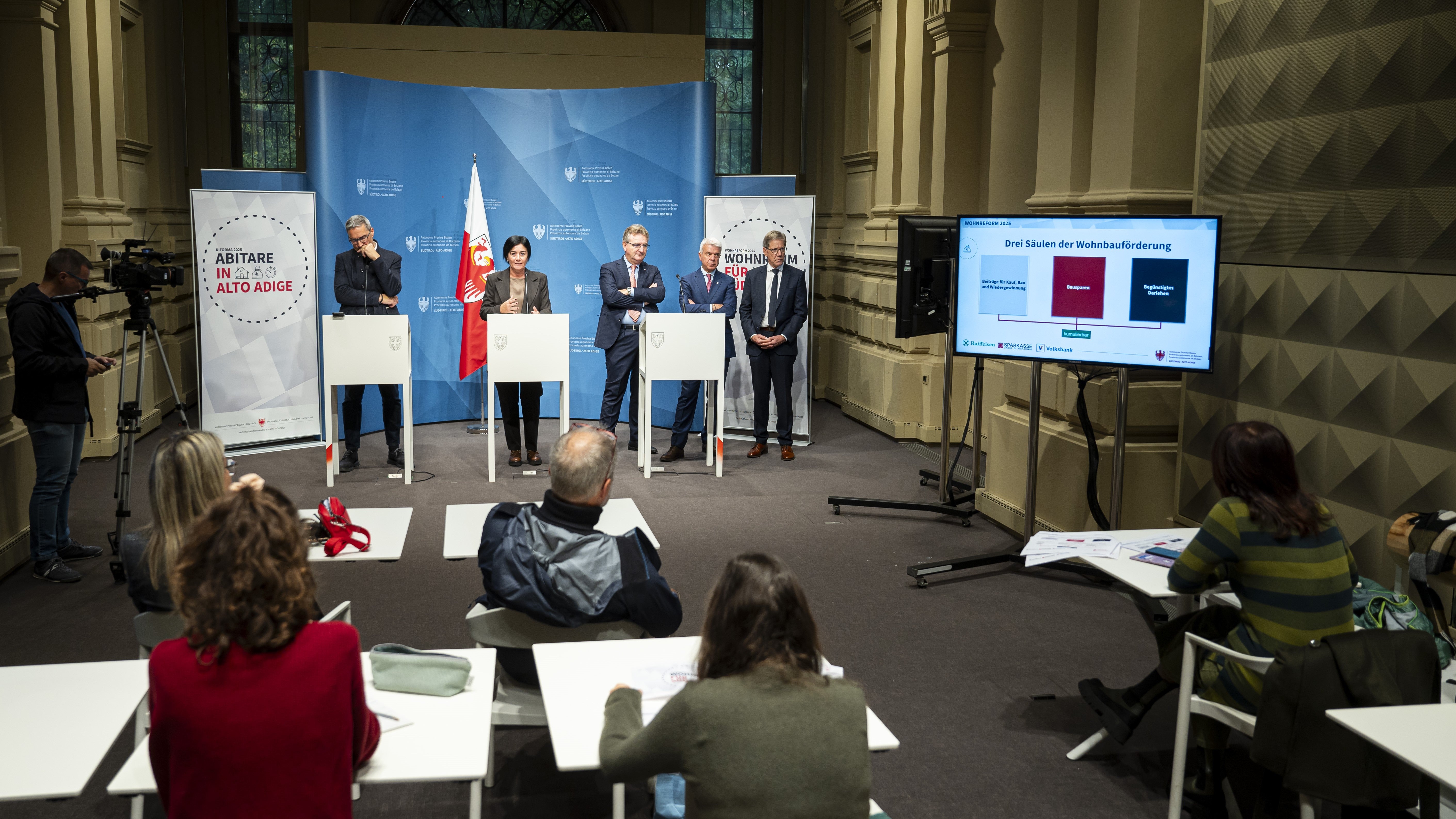 Ab dem 1. Jänner 2026 wird das begünstigte Darlehen als neue Fördersäule zur Verfügung stehen. Landeshauptmann Arno Kompatscher (im Bild von links), Wohn-Landesrätin Ulli Mair und die Vertreter der größten Südtiroler Bankeninstitute, Alberto Naef (Generaldirektor der Volksbank),&nbsp;Nicola Calabrò (Generaldirektor der Sparkasse) und&nbsp;Herbert Von Leon (Obmann des Raiffeisenverbandes), stellten die Details am 30. Oktober vor. (Foto: LPA/Fabio Brucculeri)