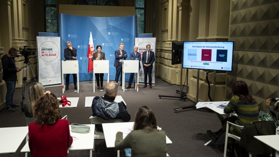 Ab dem 1. Jänner 2026 wird das begünstigte Darlehen als neue Fördersäule zur Verfügung stehen. Landeshauptmann Arno Kompatscher (im Bild von links), Wohn-Landesrätin Ulli Mair und die Vertreter der größten Südtiroler Bankeninstitute, Alberto Naef (Generaldirektor der Volksbank),&nbsp;Nicola Calabrò (Generaldirektor der Sparkasse) und&nbsp;Herbert Von Leon (Obmann des Raiffeisenverbandes), stellten die Details am 30. Oktober vor. (Foto: LPA/Fabio Brucculeri)