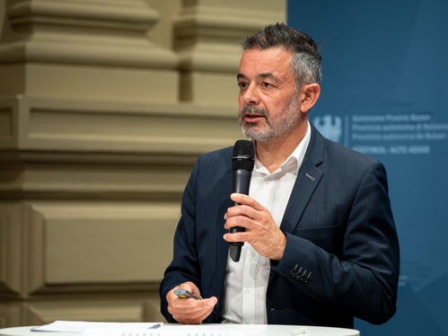Joachim Dejaco, Generaldirektor der STA, unterstrich die Bedeutung der in den vergangenen Jahren erfolgten Elektrifizierung der Vinschger Bahn. (Foto: LPA/Fabio Brucculeri)