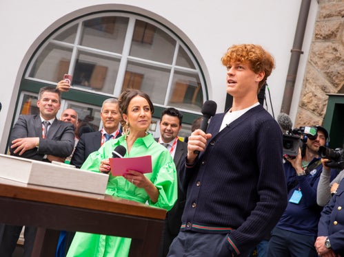 Viele Fans aus Sexten, Südtirol und darüber hinaus haben heute in Sexten mit Tennisspieler Jannik Sinner seine jüngsten Erfolge gefeiert. (Foto: LPA/Fabio Brucculeri)