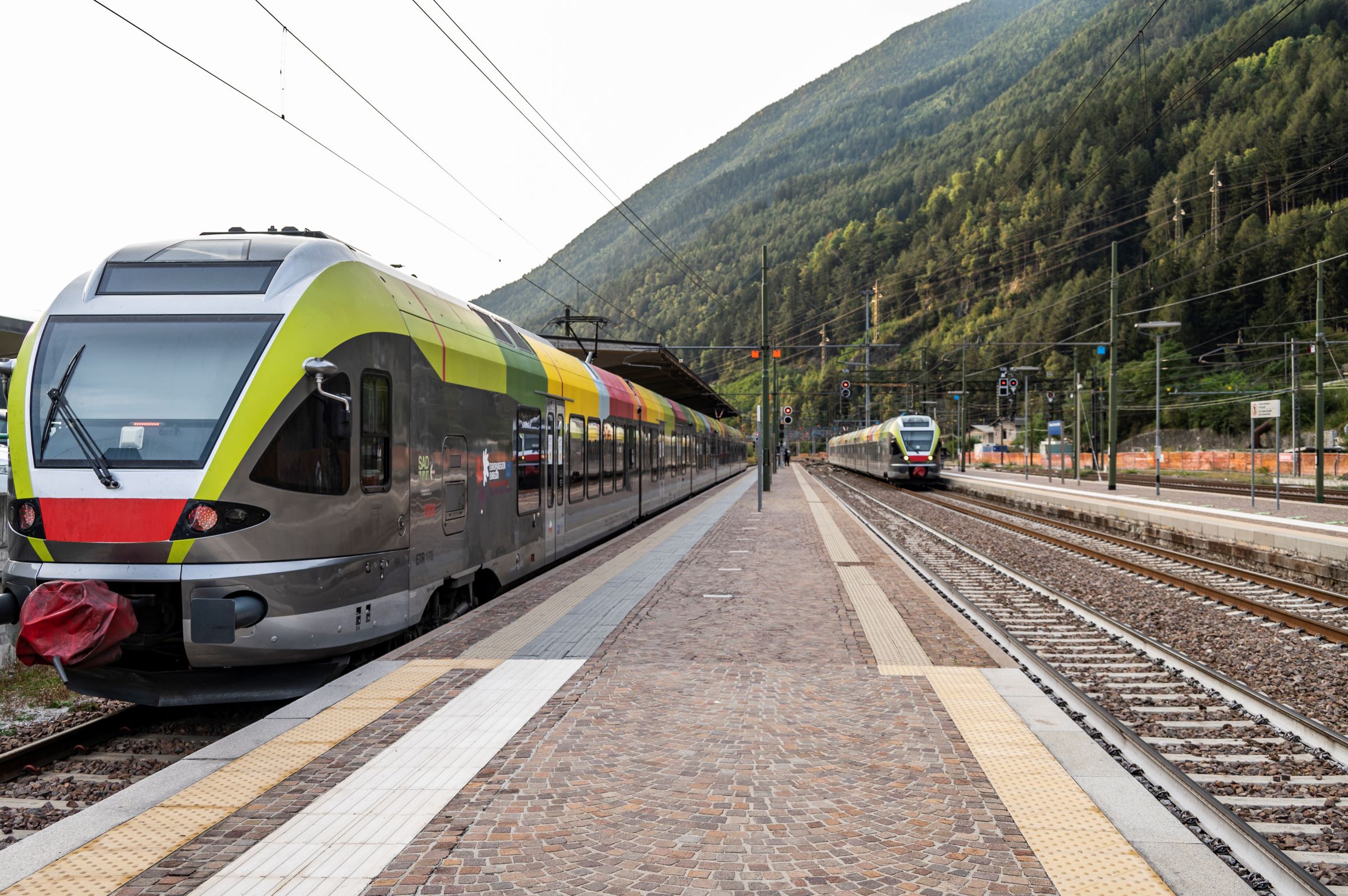 Sabato 25 maggio i titolari di abbonamenti per il trasporto pubblico e di EuregioFamilyPass potranno viaggiare gratuitamente su autobus, treni e su alcuni impianti funiviari in tutta l’Euregio Tirolo-Alto Adige-Trentino. (Foto: Strutture Trasporto Alto Adige SpA/Manuela Tessaro)