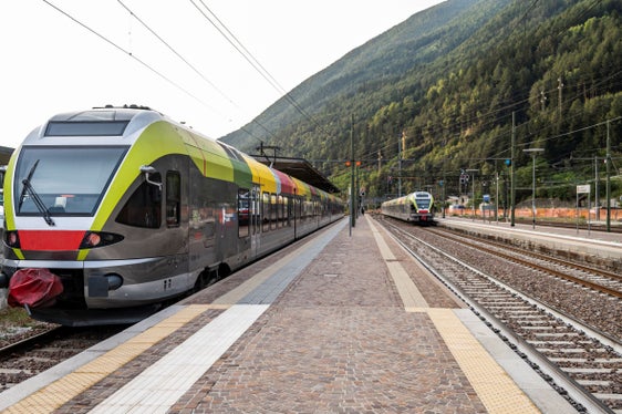 Sabato 25 maggio i titolari di abbonamenti per il trasporto pubblico e di EuregioFamilyPass potranno viaggiare gratuitamente su autobus, treni e su alcuni impianti funiviari in tutta l’Euregio Tirolo-Alto Adige-Trentino. (Foto: Strutture Trasporto Alto Adige SpA/Manuela Tessaro)