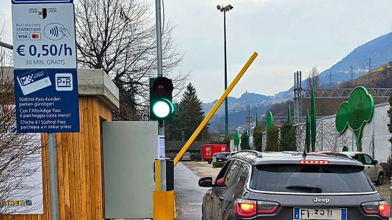 Auf dem Foto zu sehen ist der Mobilitätsknotenpunkt am Bahnhof Waidbruck-Lajen. Er zeigt, wie die Mobilitätszentren aussehen, die auch in der Vereinbarung mit der Gemeinde Niederdorf vorgesehen sind. (Foto: LPA/Manuela Tessaro)