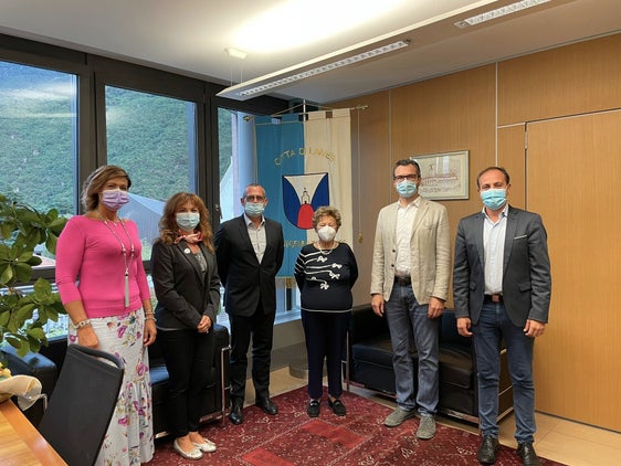 La presidente dell'Unicef in visita al comune di Laives: da sx l'assessora comunale Claudia Furlani, la presidente di Unicef Bolzano, Patrizia Daidone, il sindaco di Laives, Christian Bianchi, la presidente di Unicef Italia, Carmela Pace, il vicesindaco Giovanni Seppi e l'assessore provinciale Giuliano Vettorato (Foto ASP)