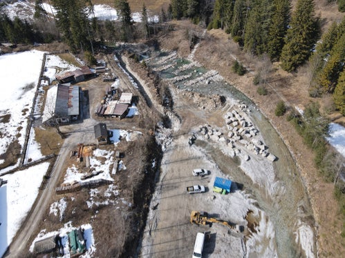 Fase di costruzione: tra dicembre e aprile, il personale dei Bacini montani han realizzato diversi interventi di rivitalizzazione e messa in sicurezza sul Rio di Fleres e sui suoi affluenti. (Foto: USP/Ufficio Sistemazione bacini montani Nord presso l’Agenzia per la Protezione civile)
