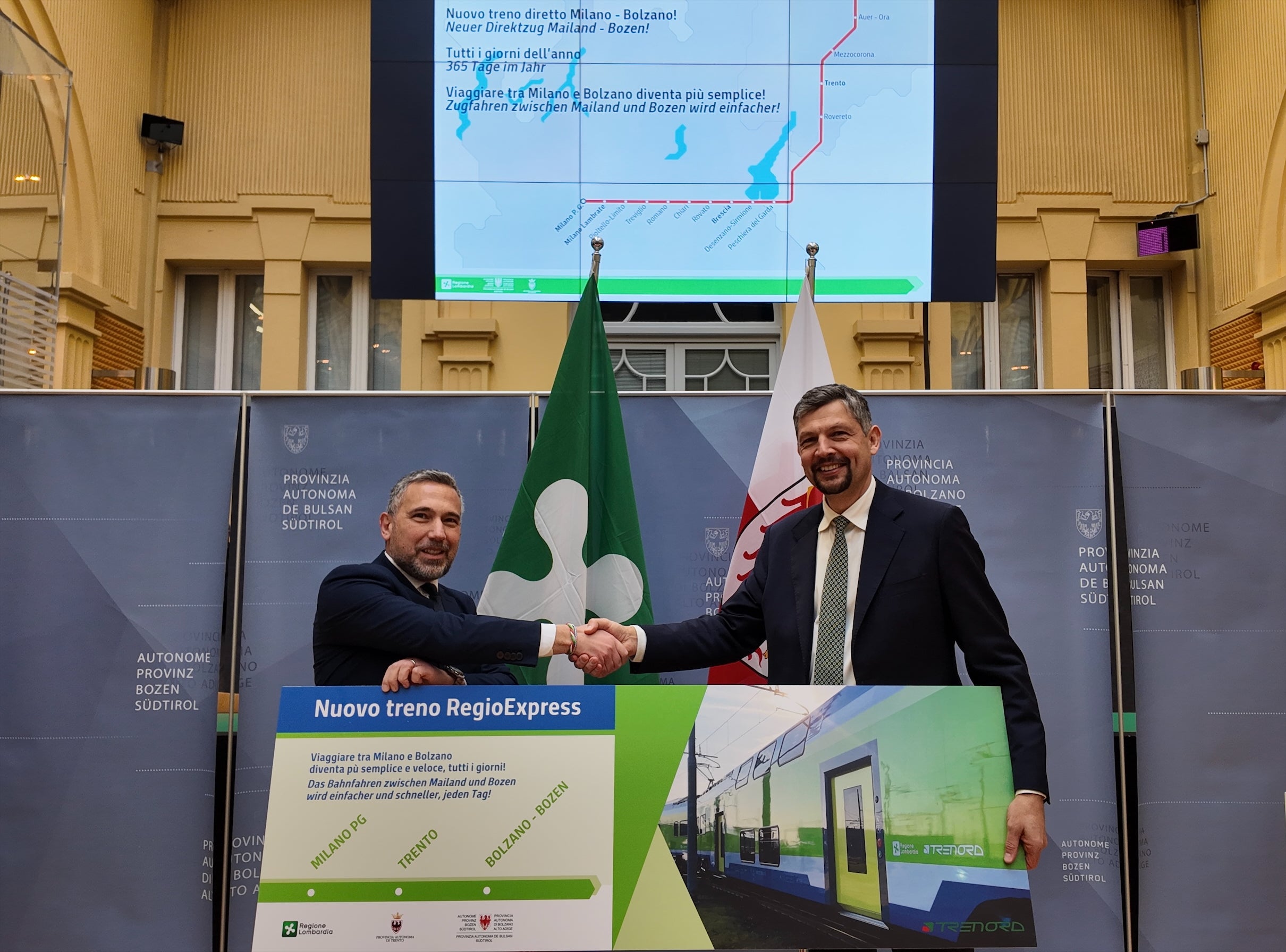 L'assessore provinciale Daniel&nbsp;Alfreider (a destra)&nbsp;e l'assessore della Regione Lombardia&nbsp;Franco Lucente&nbsp;hanno presentato tutti i dettagli del nuovo RegioExpress. (Foto: USP/Bruno Benedetto)